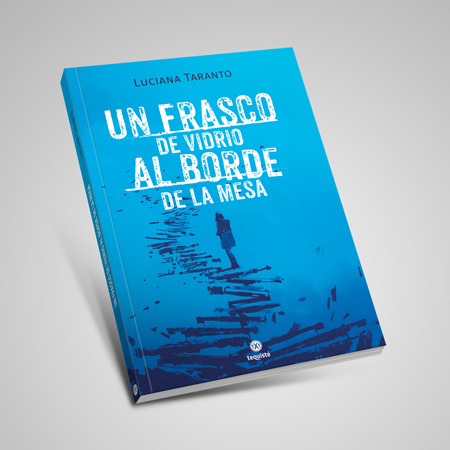 un frasco de vidrio al borde de la mesa taranto luciana